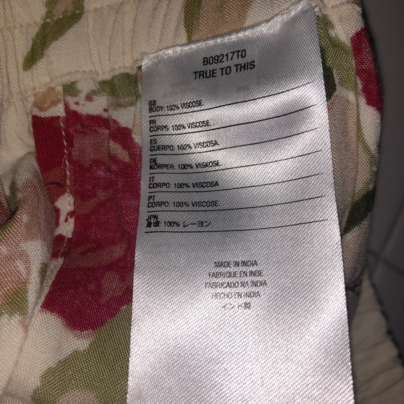 SPRING SHORTS - Picture 3 of 3